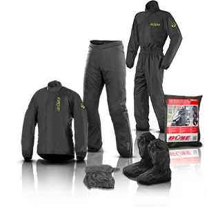 Schwarze Regenkleidung fürs Motorrad: Regenanzug, Überziehhose, Schuhschutz und Packtasche.